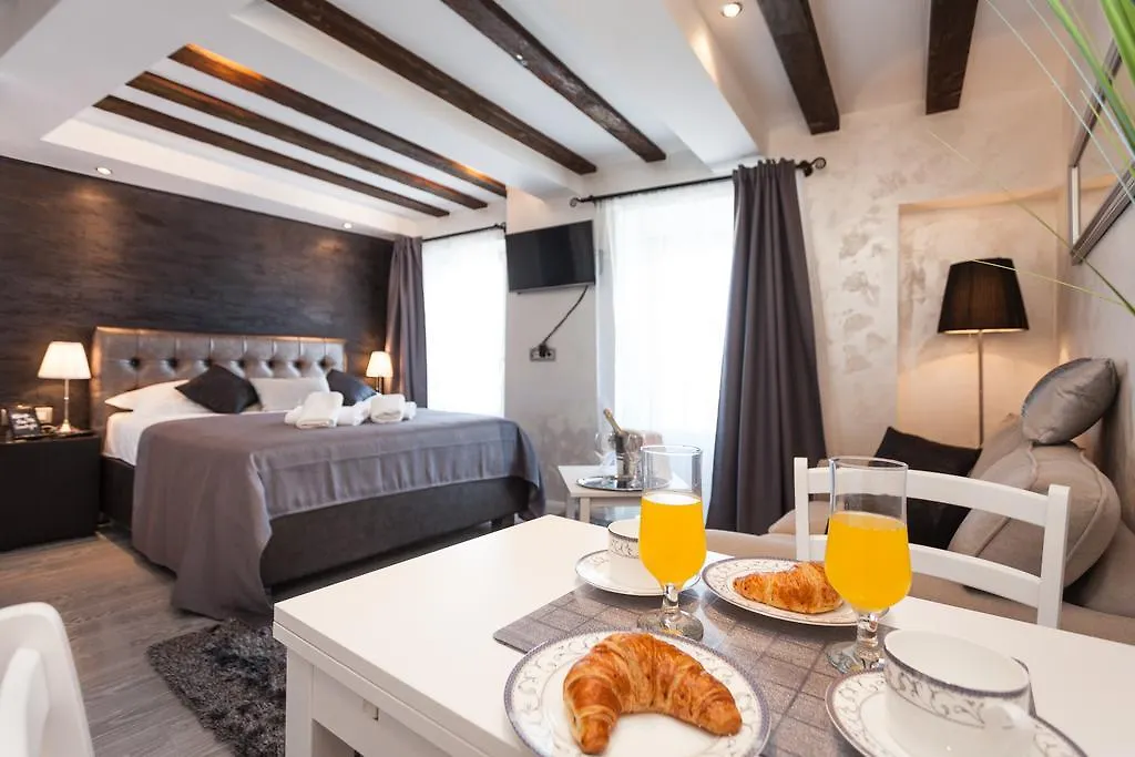 Royal Apartments Rovigno 0*,  Croazia